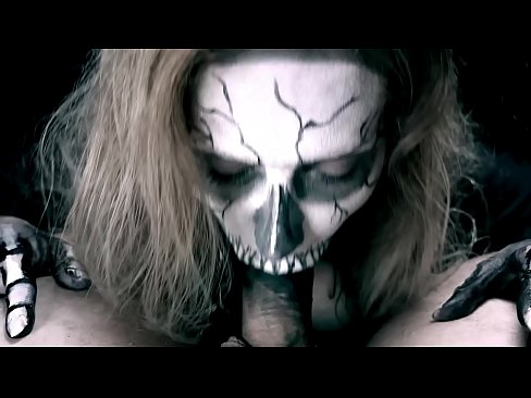 ❤️ Demoniška mergina čiulpia varpą savo juoda burna ir ryja spermą. ❤️❌ Super porno prie mūsų ❤